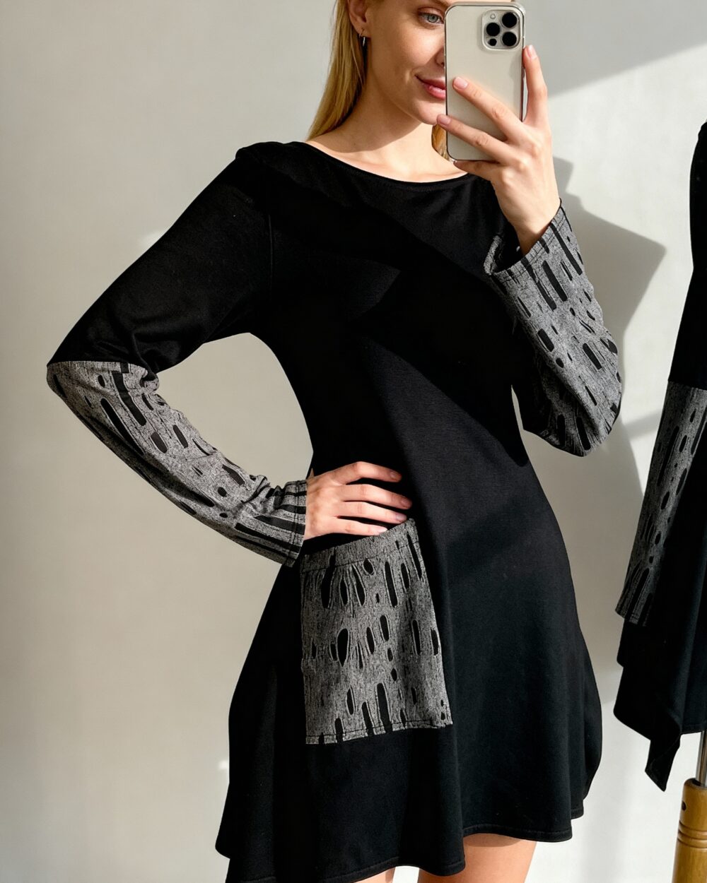 Tunika AZA crno-siva s uzorkom na rukavima i džepu – prednji pogled