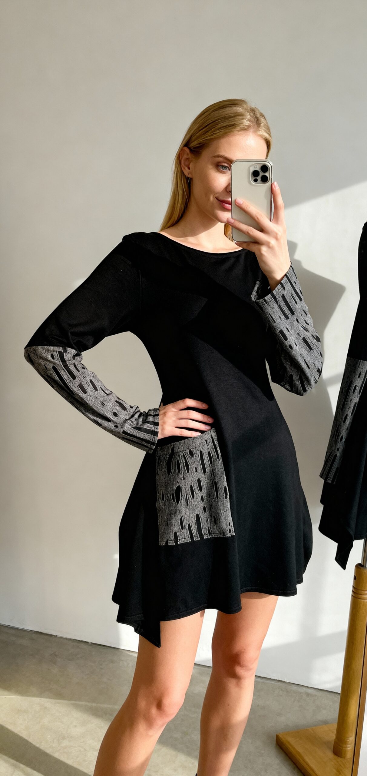 Tunika AZA crno-siva s uzorkom na rukavima i džepu – prednji pogled