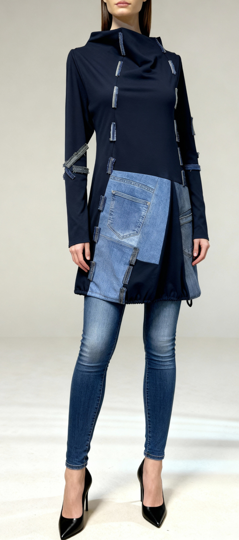 Model nosi tamnoplavu tuniku Nely s velikim džepom i trakama od trapera.