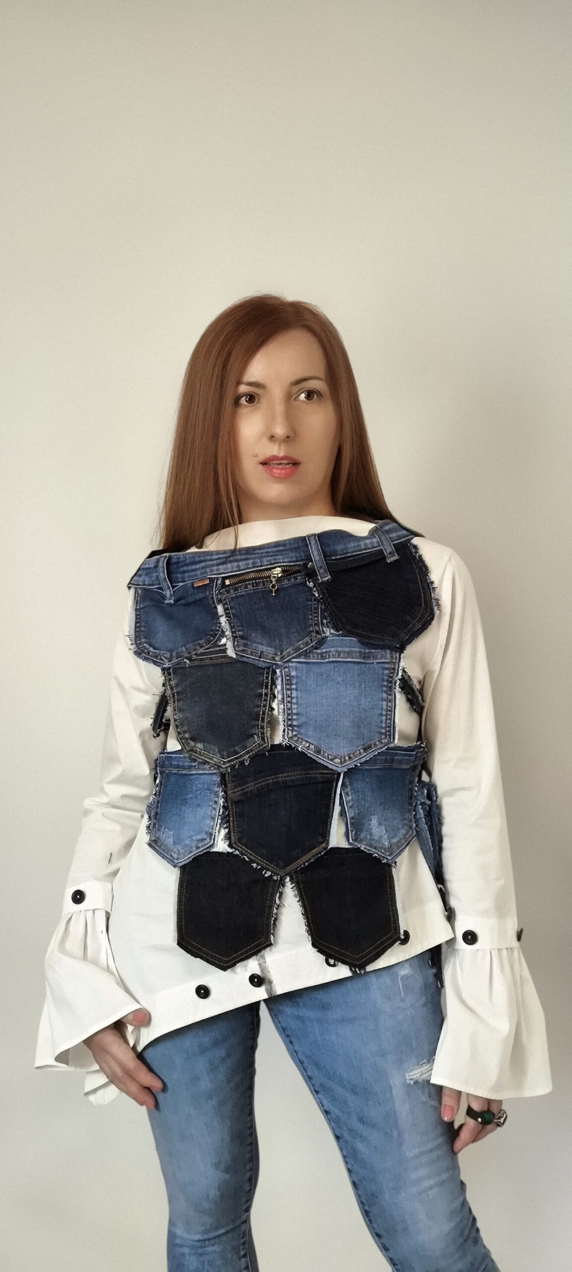 žena u unikatnom denim prsluku izrađenom od džepova
