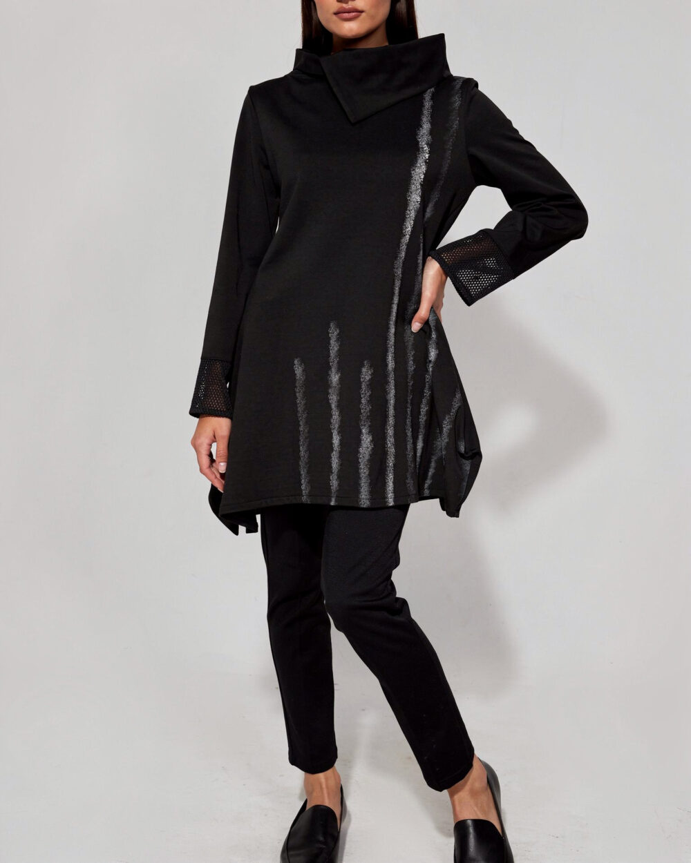 Crna asimetrična tunika ATRIA s kosim rubom i ručno oslikanim detaljima