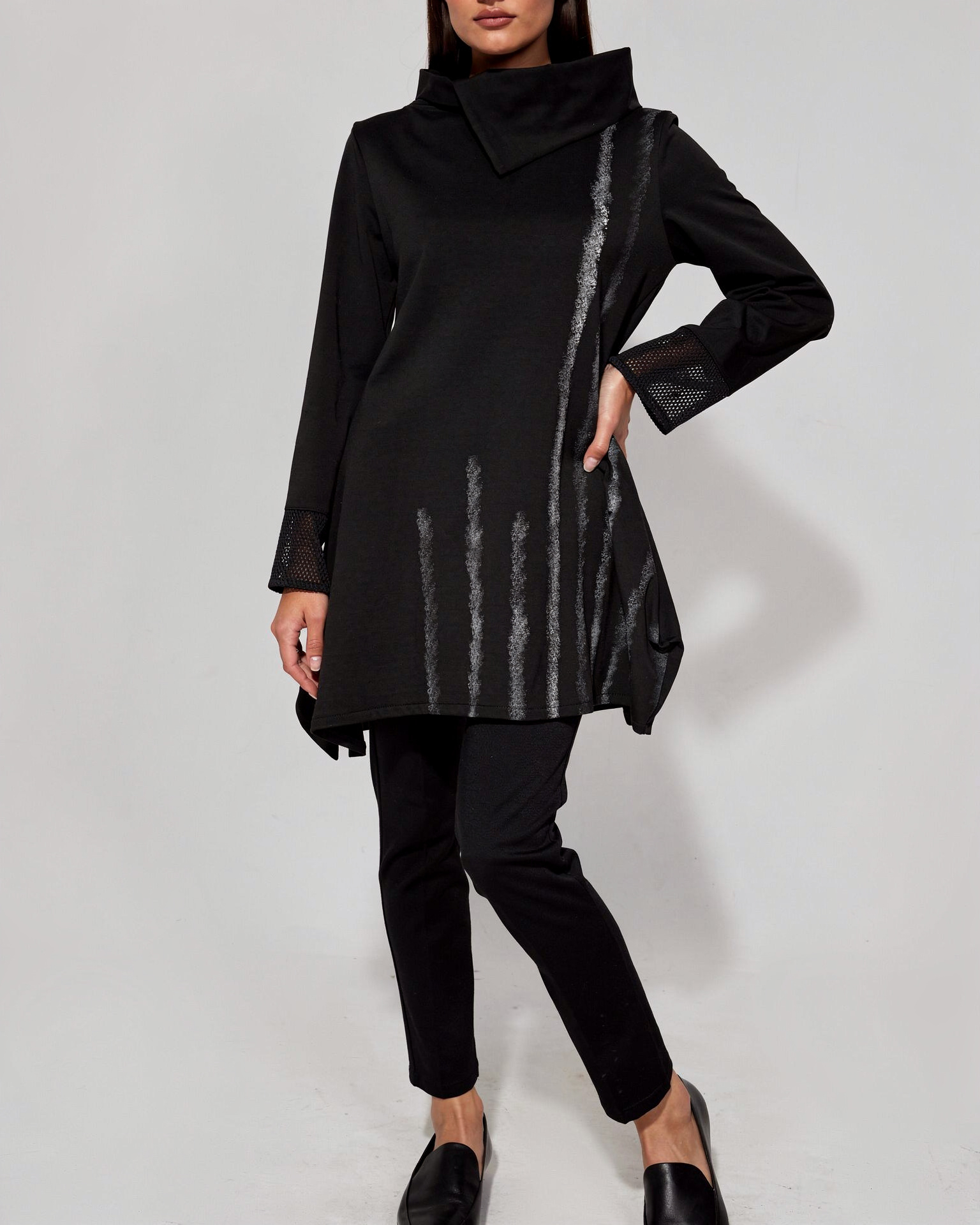 Crna asimetrična tunika ATRIA s kosim rubom i ručno oslikanim detaljima