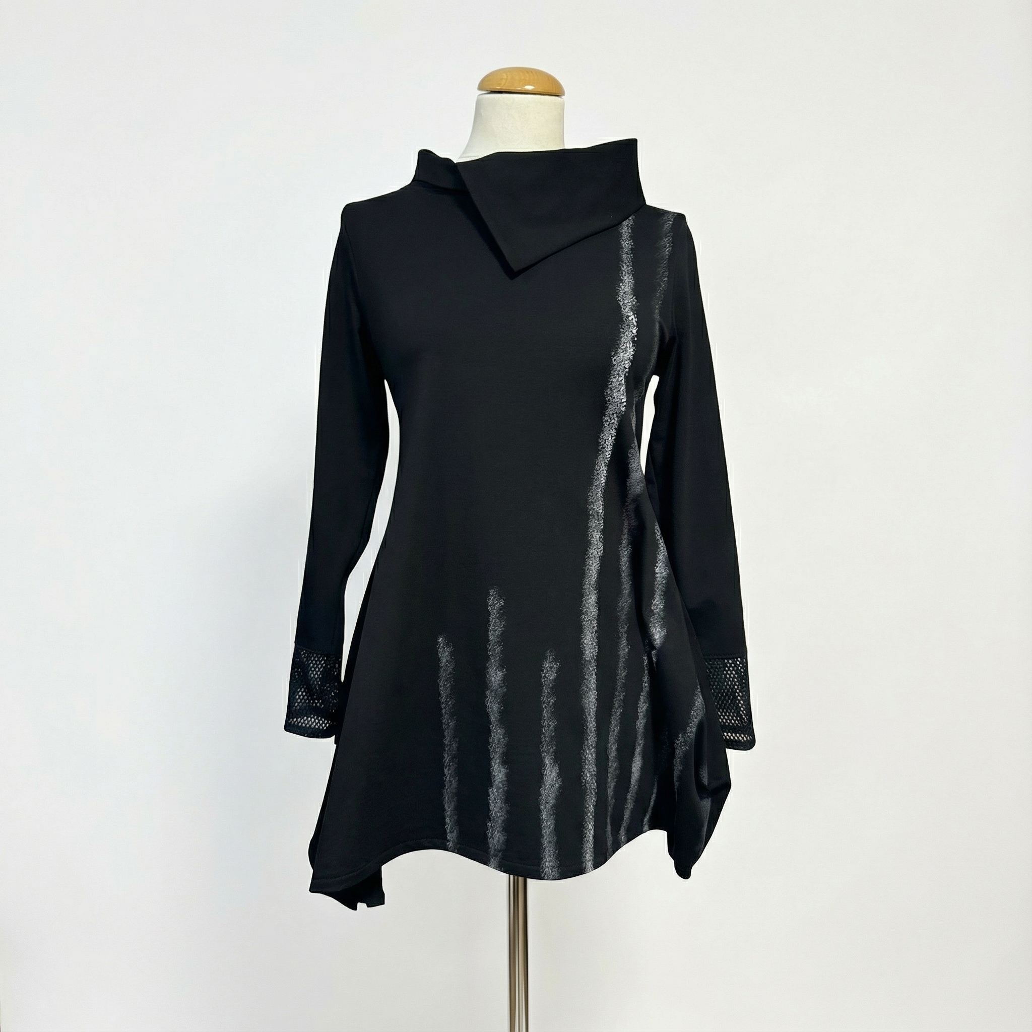 Crna asimetrična tunika ATRIA s kosim rubom i ručno oslikanim detaljima