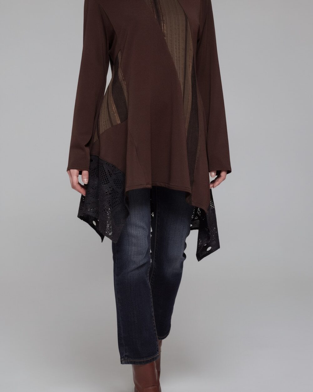 Model nosi tuniku Cora – unikatnu smeđu tuniku s asimetričnim krojem i art trakama