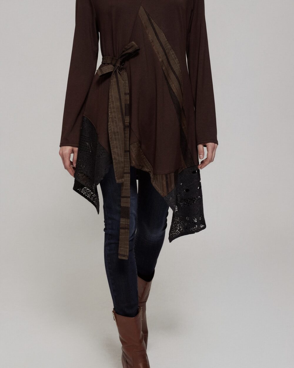 Tunika Nely – unikatna smeđa tunika s asimetričnim krojem i remenom