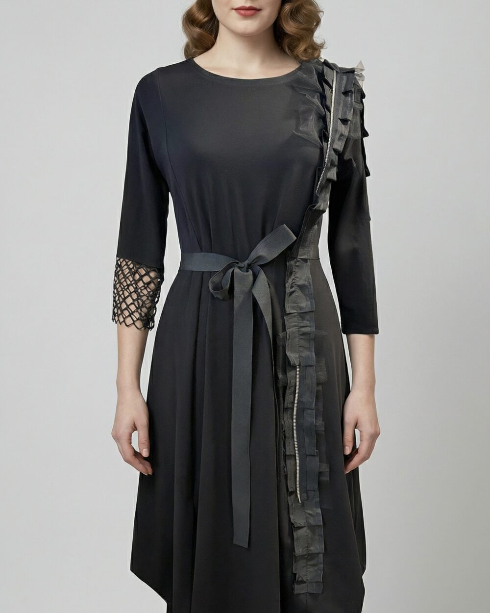 Crna midi haljina Čarnika s asimetričnim detaljima i pojasom, slavenska inspiracija