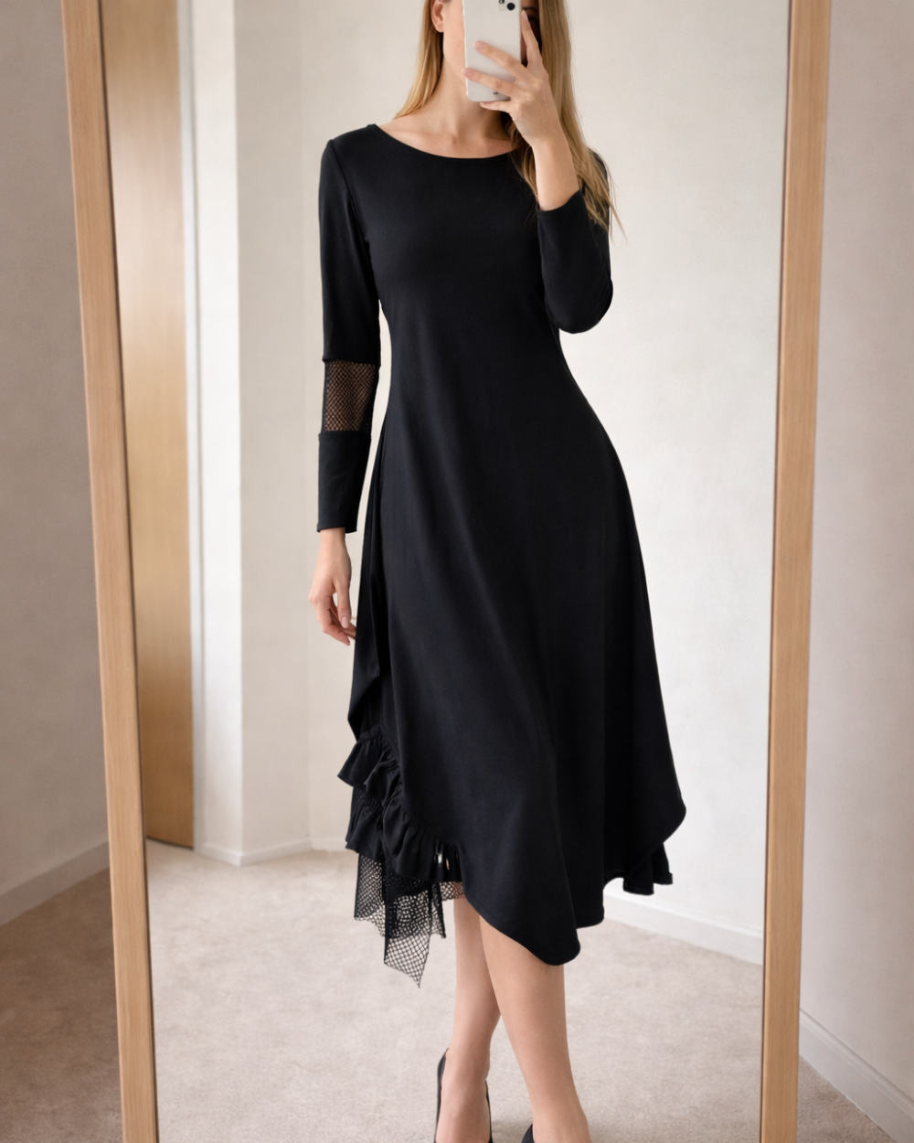 Crna asimetrična haljina XYLIANNA s mesh detaljem na rukavu, duljina ispod koljena