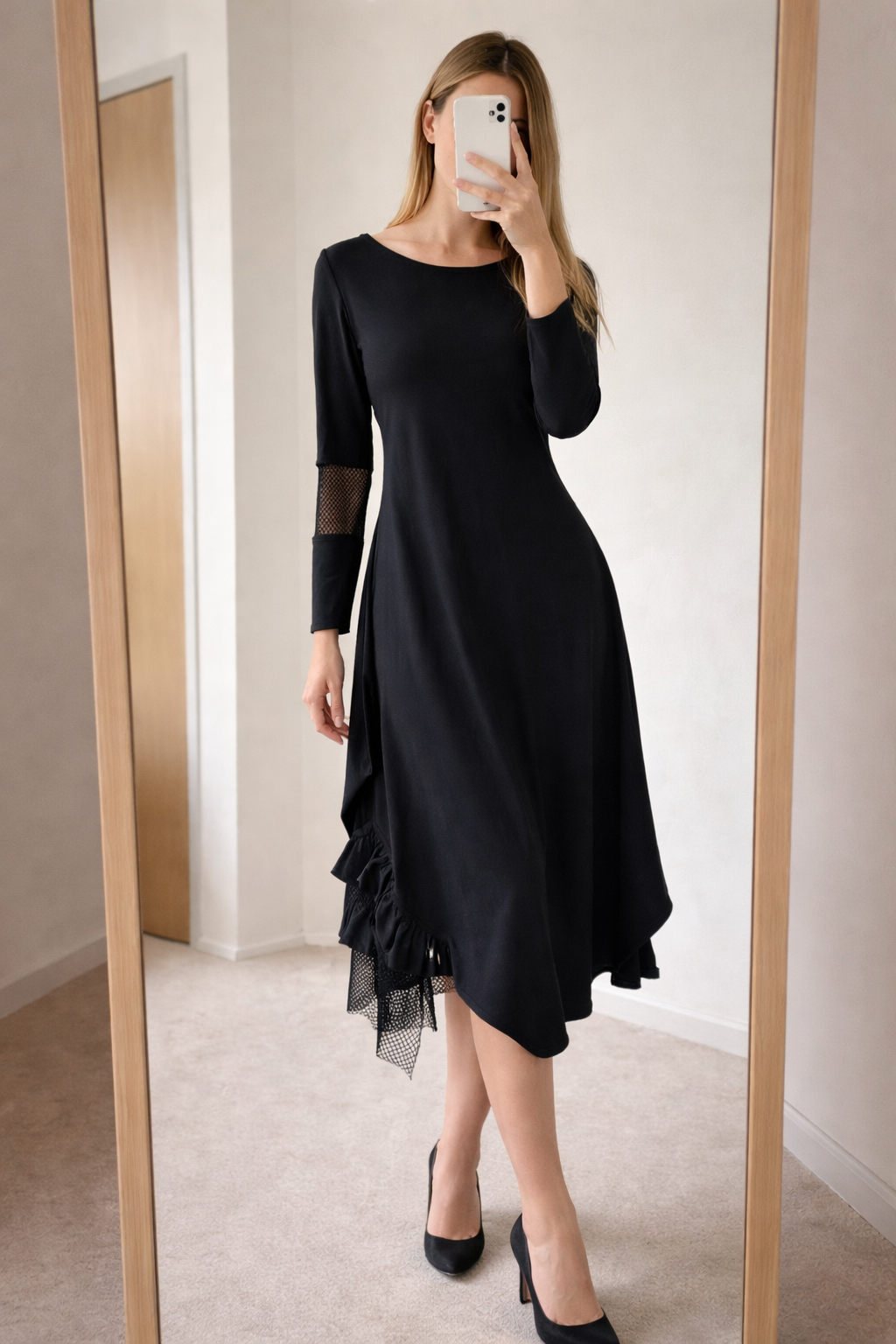 Crna asimetrična haljina XYLIANNA s mesh detaljem na rukavu, duljina ispod koljena
