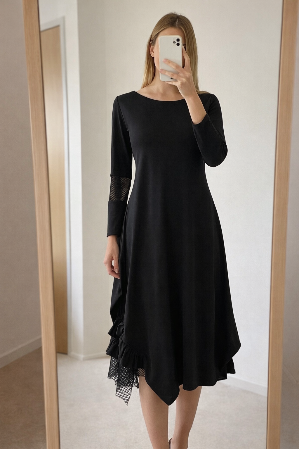 Crna asimetrična haljina XYLIANNA s mesh detaljem na rukavu, duljina ispod koljena