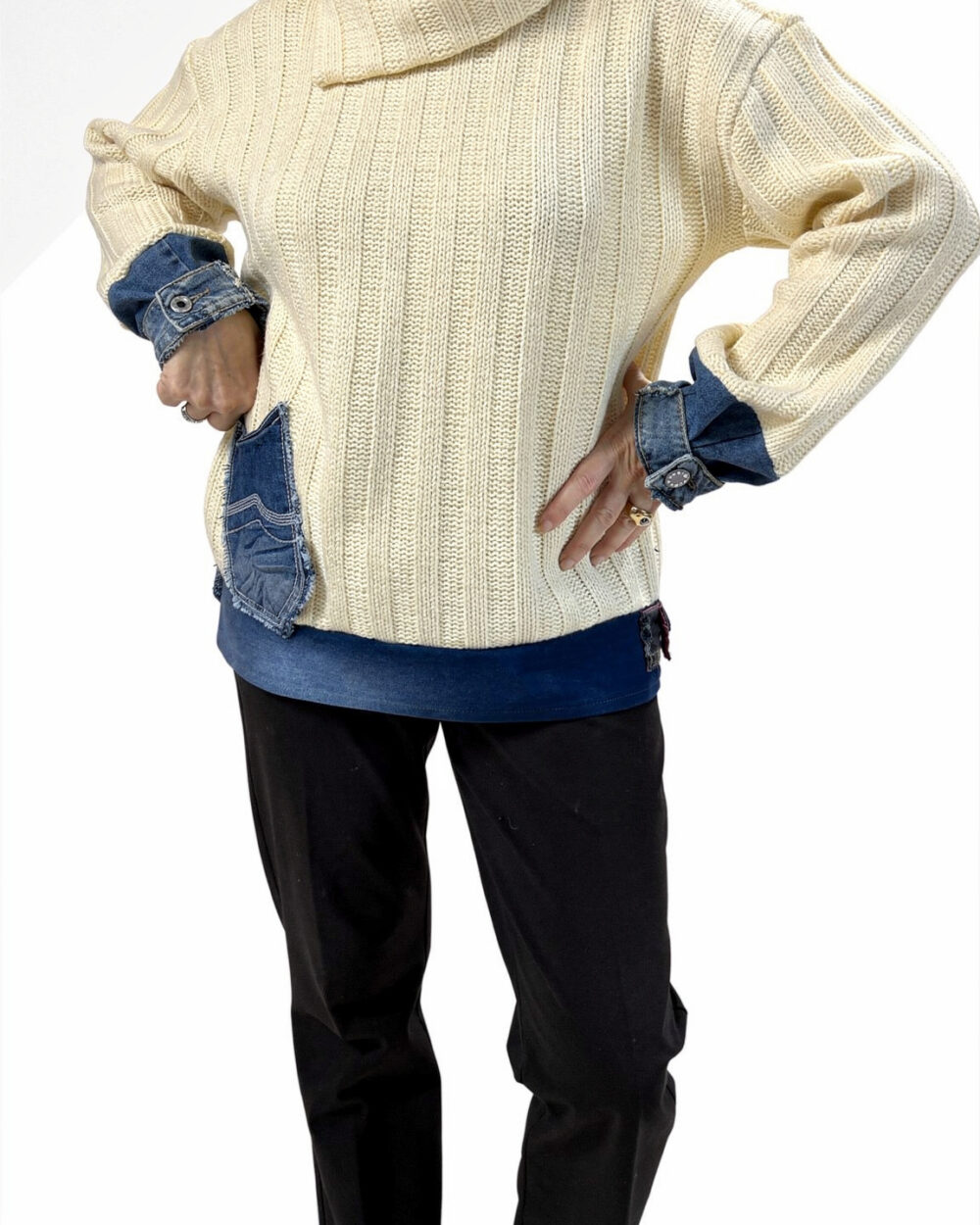 NOMADENIM krem dolčevita s tamnim denim džepovima na rukavima.