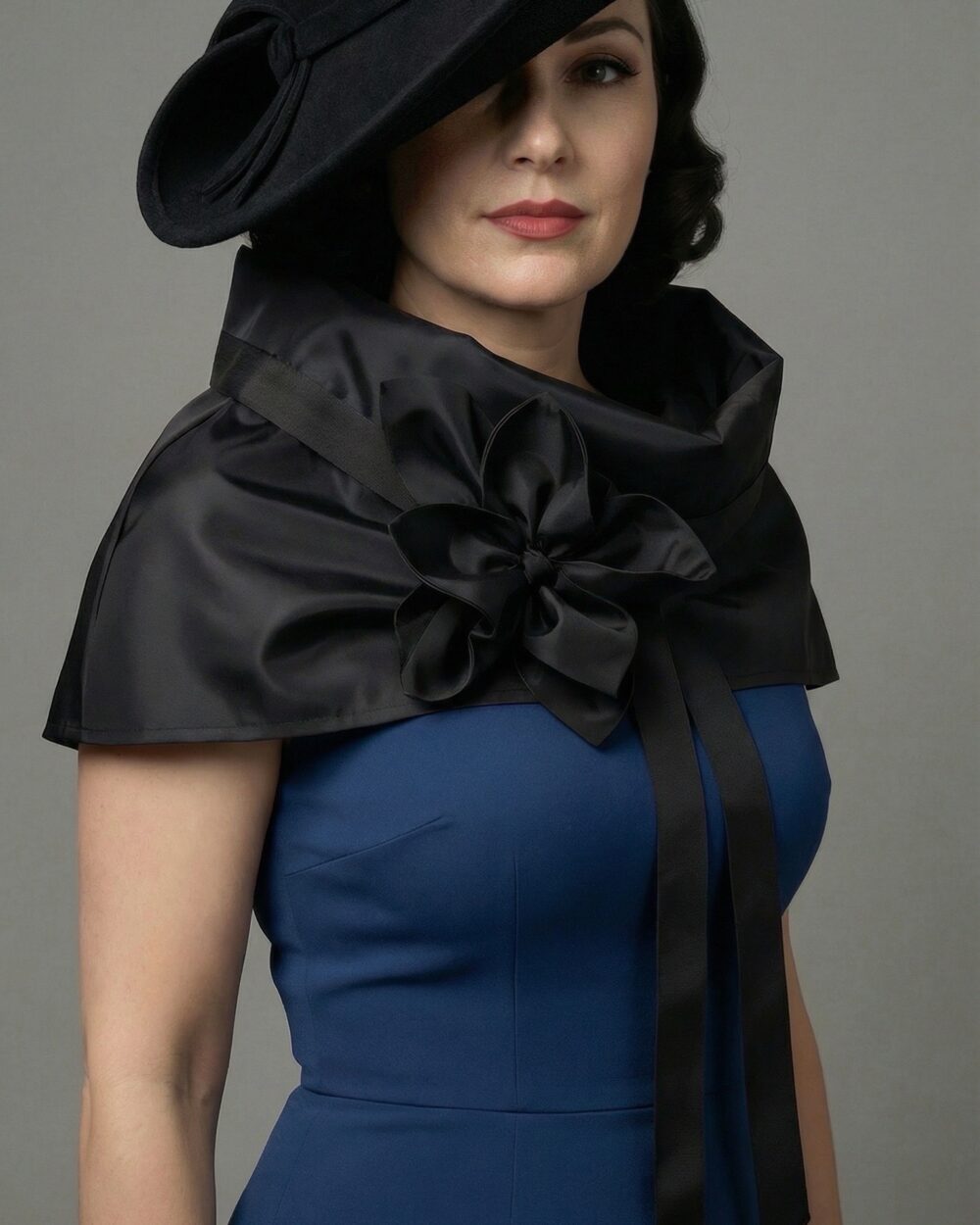 Crni dizajnerski ovratnik LA s ručno oblikovanim cvijetom i dugim trakama