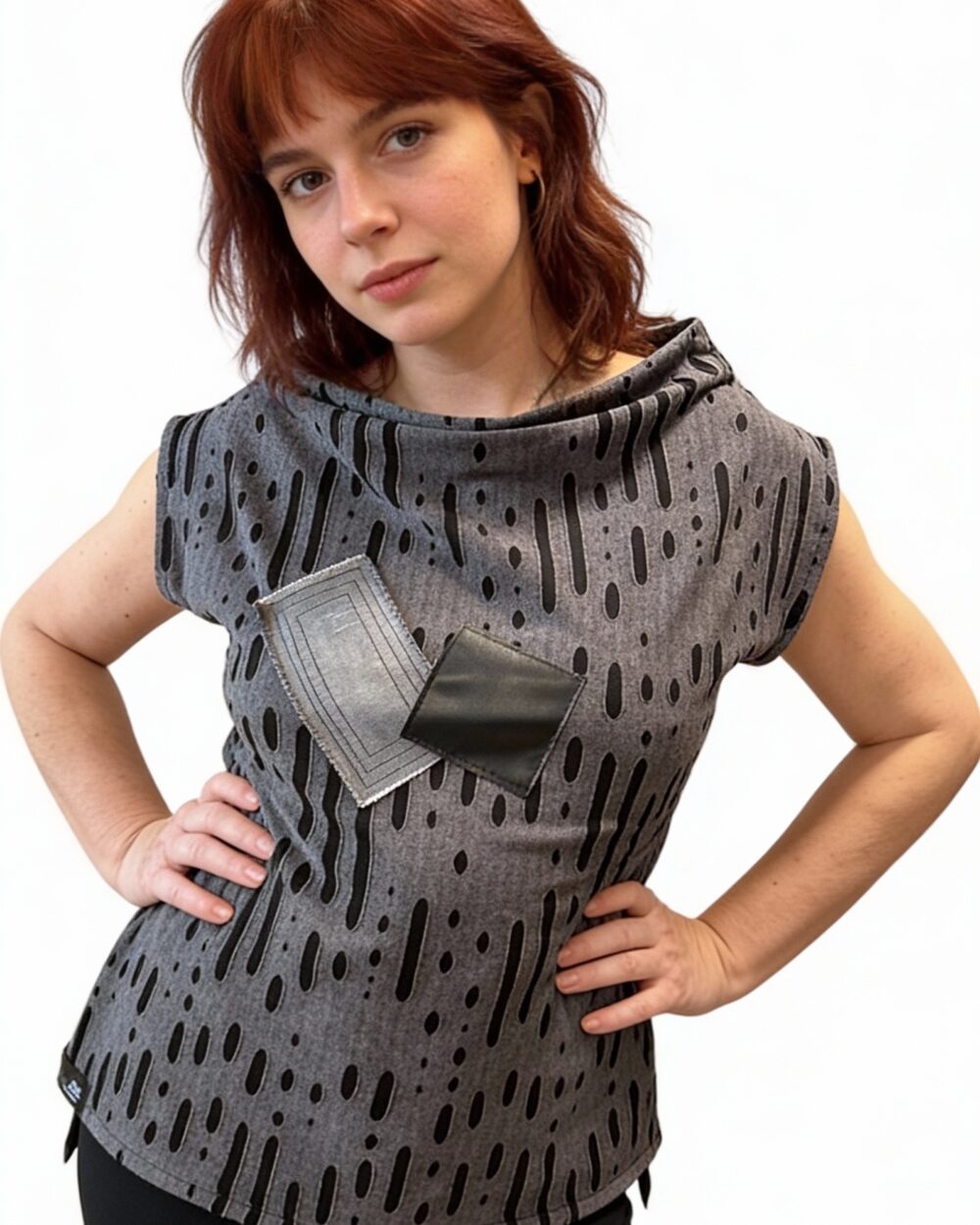 Prsluk Oblique Kuky Design – grafički prsluk s asimetričnim detaljima