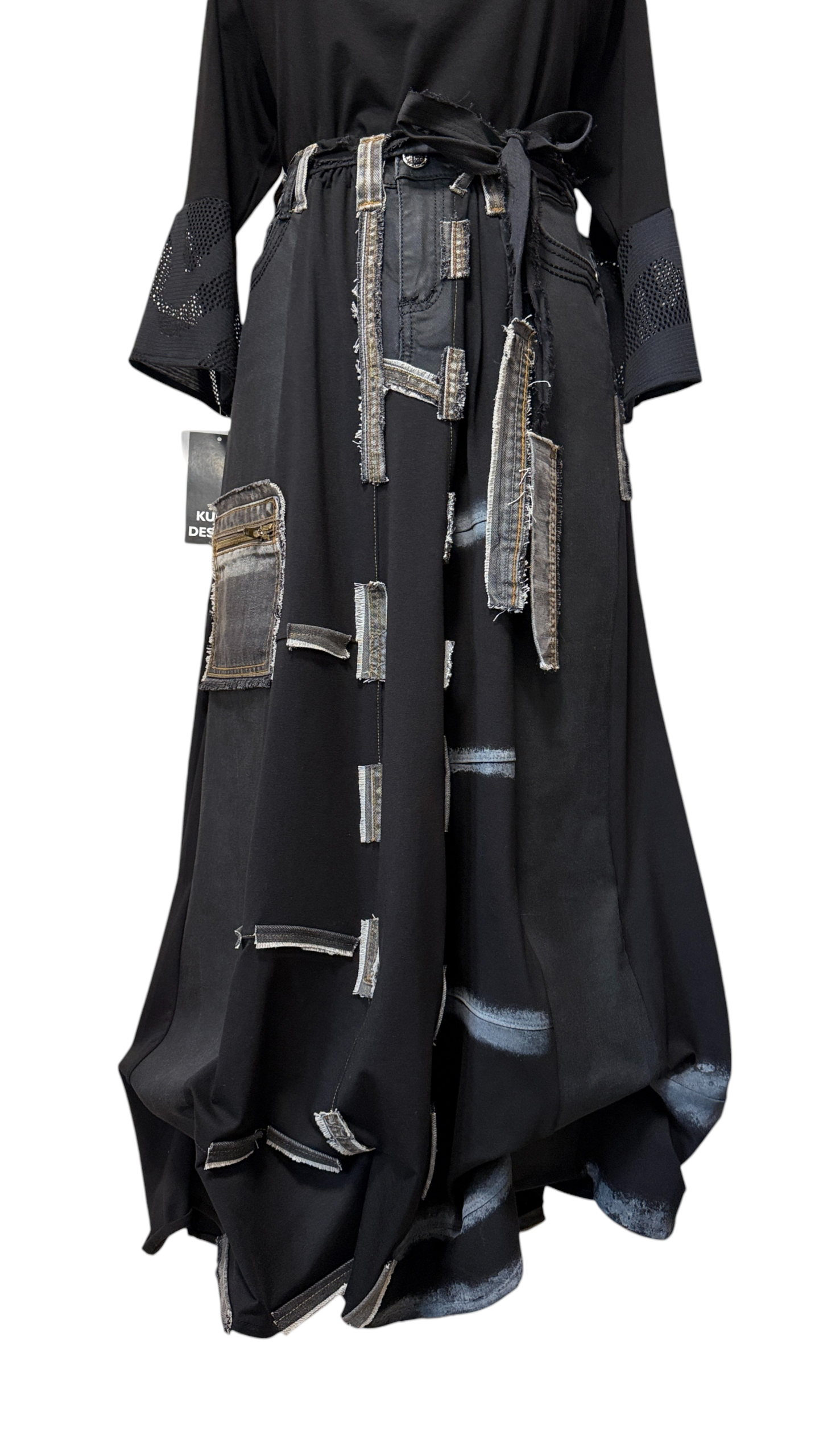 Detalj traper patchworka na crnoj suknji OBSIDIA.