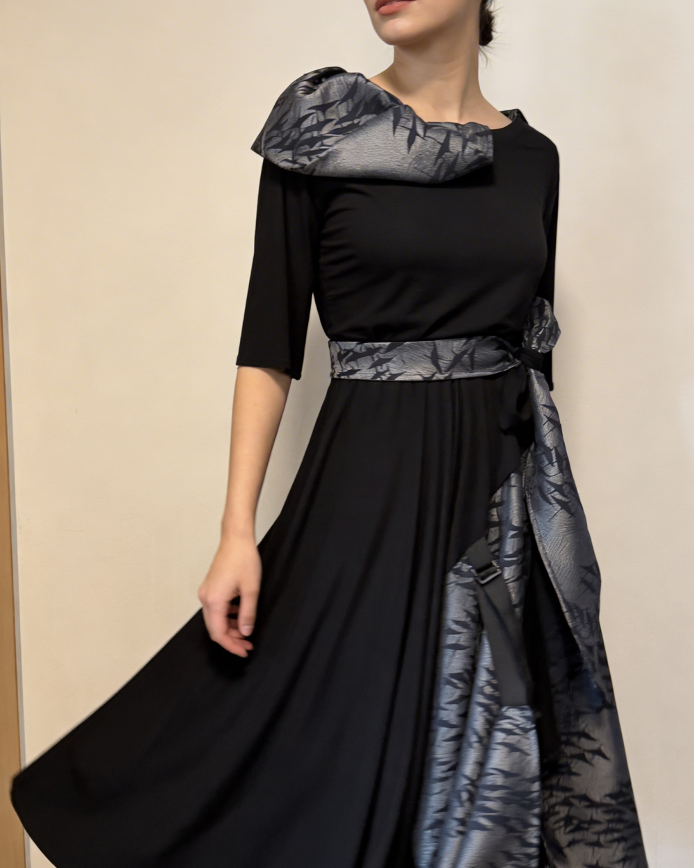 Haljina GRETA crna asimetrična midi haljina s pojasom