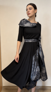 Haljina GRETA crna asimetrična midi haljina s pojasom