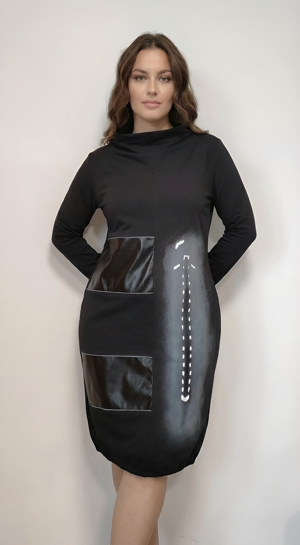 Haljina NOX SIGNUM crna dizajnerska haljina s kožnim panelima i bijelim vertikalnim detaljem Kuky Design