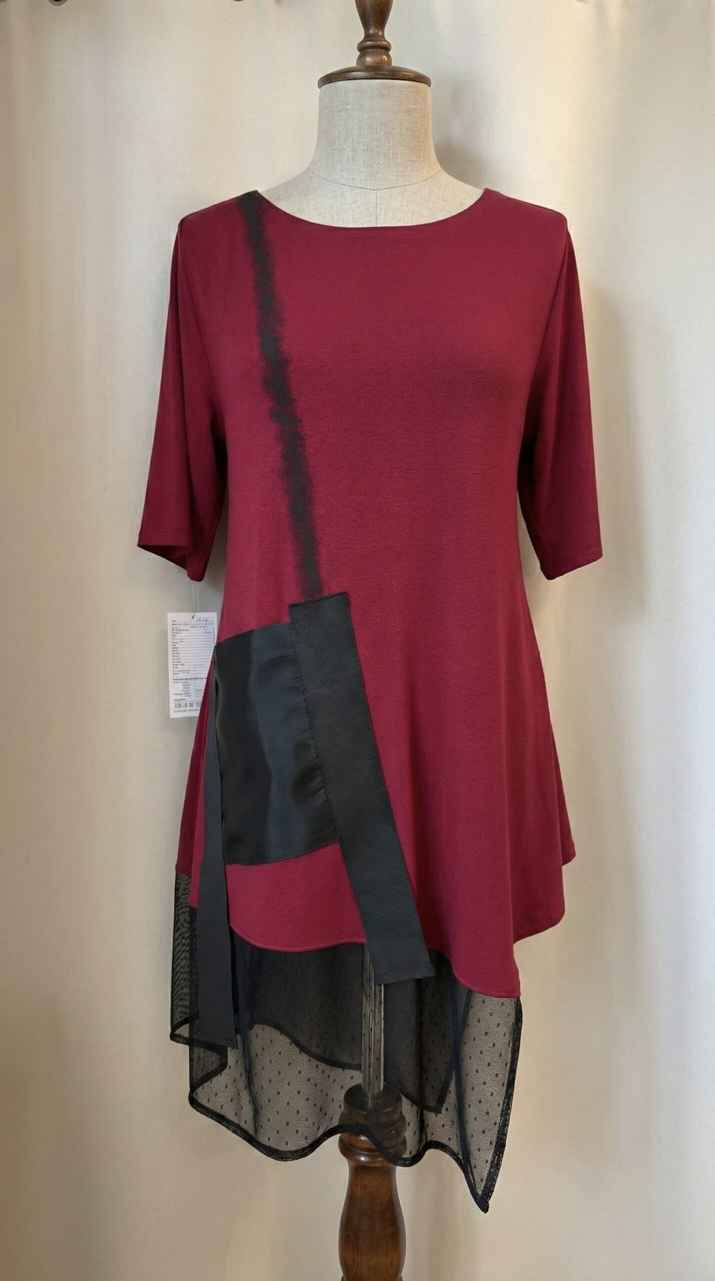 ROZA bordo asimetrična tunika s crnim detaljima i til detaljima kombinirana sa sivim tajicama