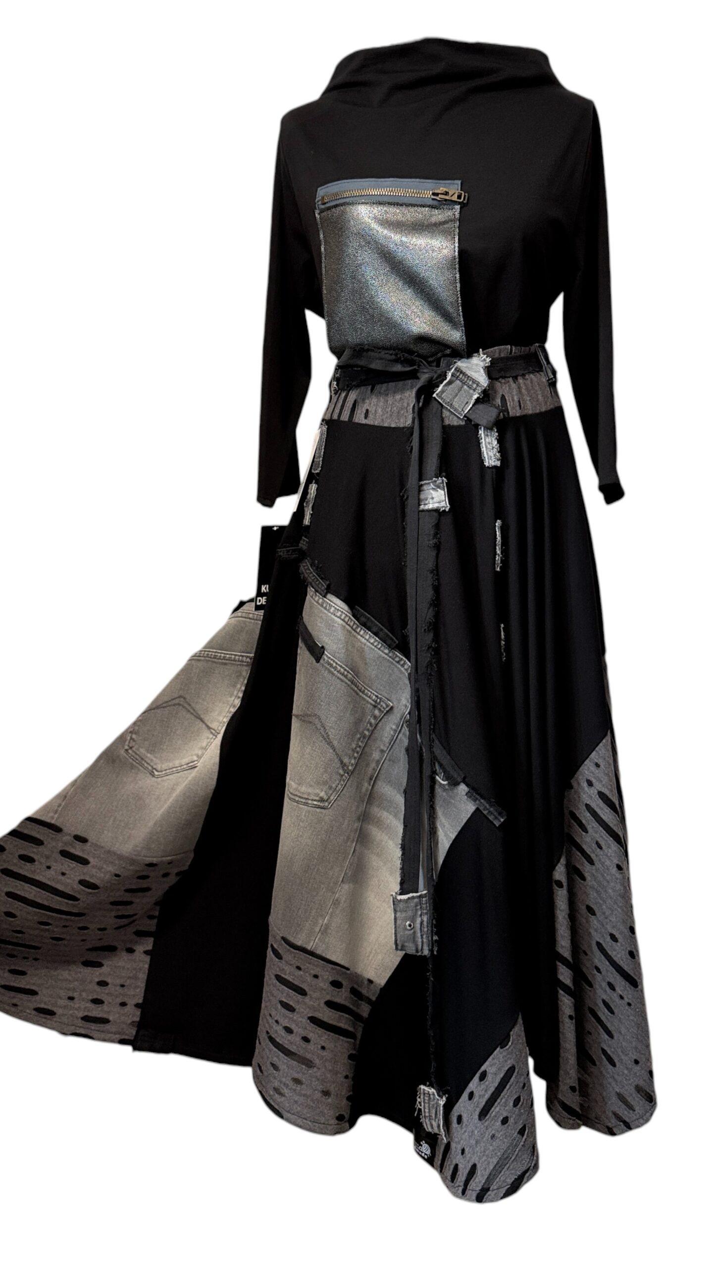 Asimetrična patchwork suknja NAVYRA u crnoj boji s traper i sivim detaljima
