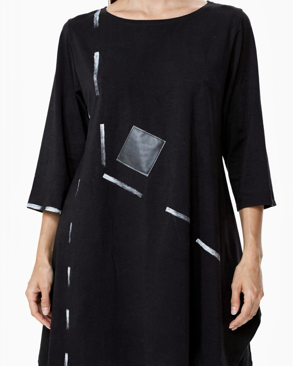 Crna asimetrična tunika TENA s ručno oslikanim detaljima