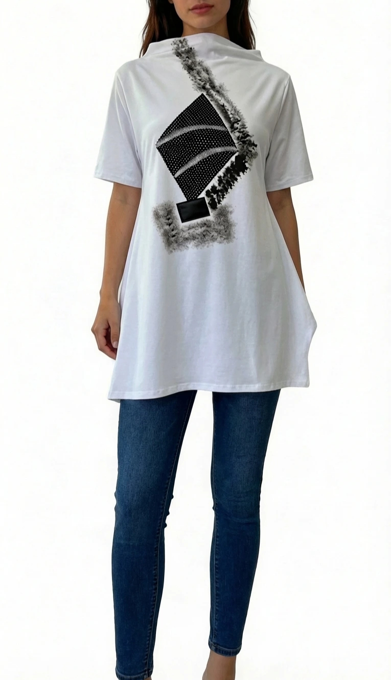 Ženski model nosi AXIS bijelu oversized tuniku s crnim geometrijskim printom u kombinaciji s trapericama.