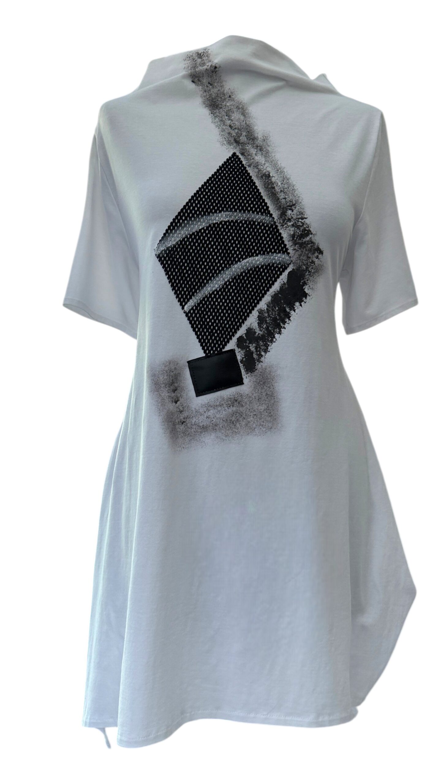 AXIS avangardna bijela tunika asimetričnog kroja s apstraktnim crnim printom romba i mrežastom teksturom.