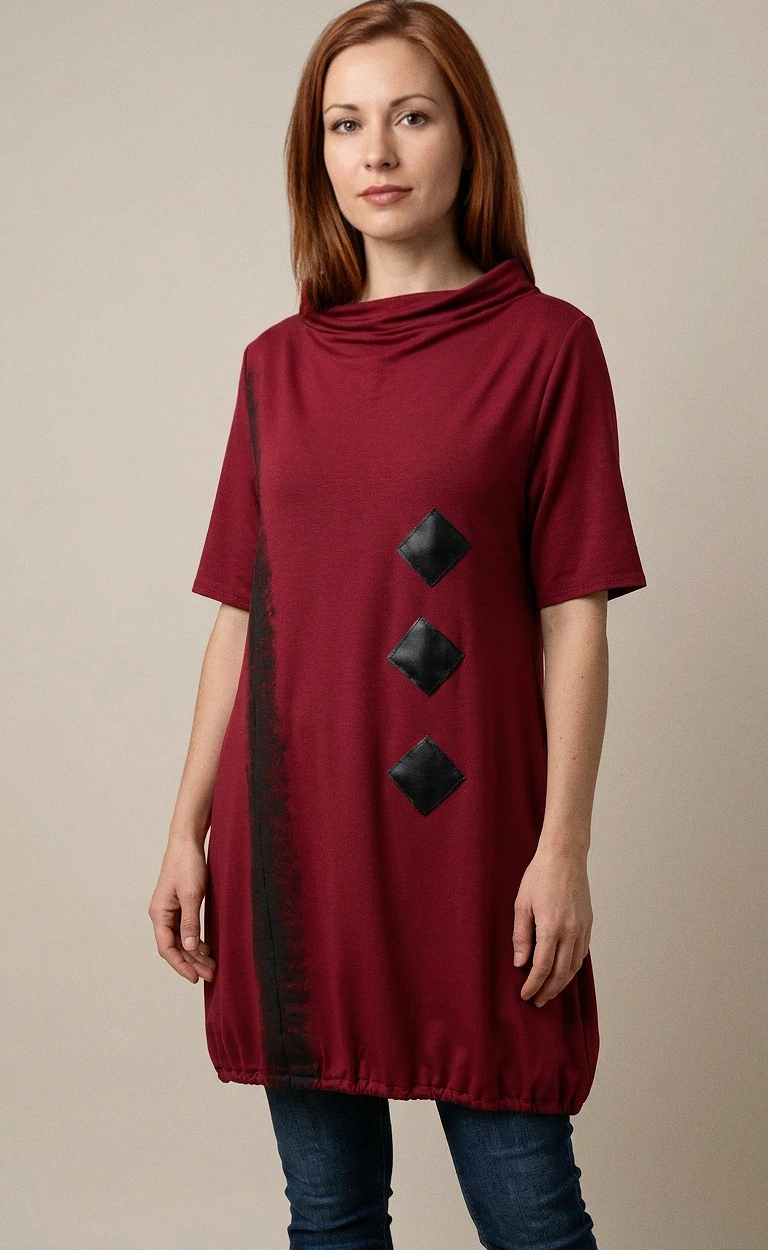 BONY crvena dizajnerska tunika s crnim geometrijskim detaljima