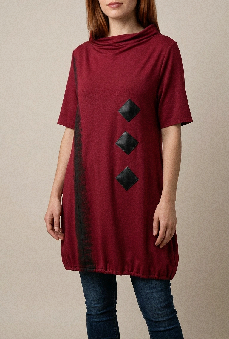 BONY crvena dizajnerska tunika s crnim geometrijskim detaljima