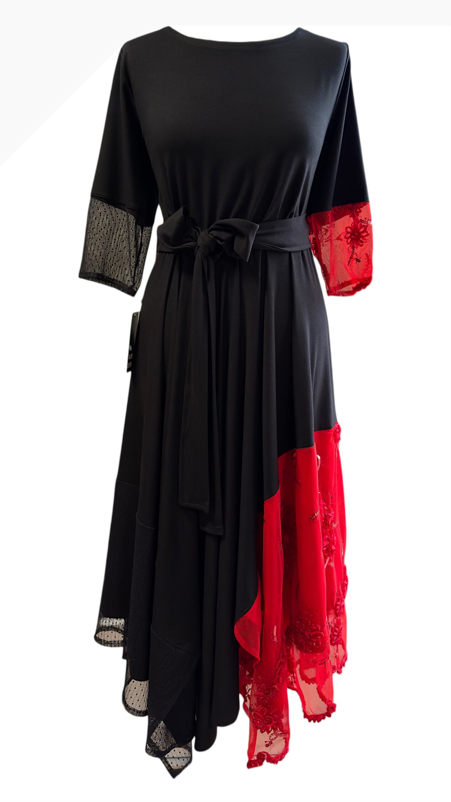 Crno-crvena asimetrična haljina Eleonora s detaljima od čipke.