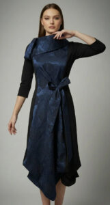 mona-asimetrična-tamnoplava-cvjetna-brokat-haljina-dramatični-visoki-ovratnik