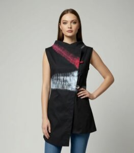 Crni ženski asimetrični prsluk ENA s ručno oslikanim ružičastim i bijelim motivima.