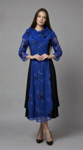 Model nosi svečanu midi haljinu Paulina u kombinaciji kraljevski plave i crne boje sa šal ovratnikom.