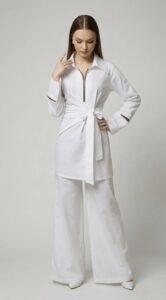 Monokromatski bijeli outfit s VIREXA WHITE strukiranom košuljom.