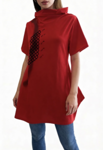 Crvena ženska tunika asimetričnog kroja s crnim mrežastim detaljem na prsima i visokim labavim ovratnikom, prikazana na bijeloj pozadini.