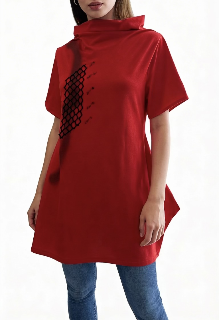 Crvena ženska tunika asimetričnog kroja s crnim mrežastim detaljem na prsima i visokim labavim ovratnikom, prikazana na bijeloj pozadini.