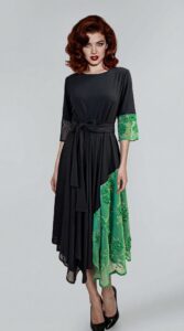 Elegantna crna midi haljina ZELORA s detaljima od zelene čipke i cvjetnim vezom - Kuky Design