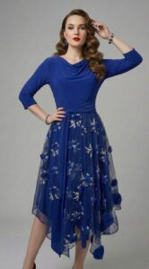 Model nosi kraljevsko plavu haljinu Cvijeta s cvjetnim vezom i suknjom od tila