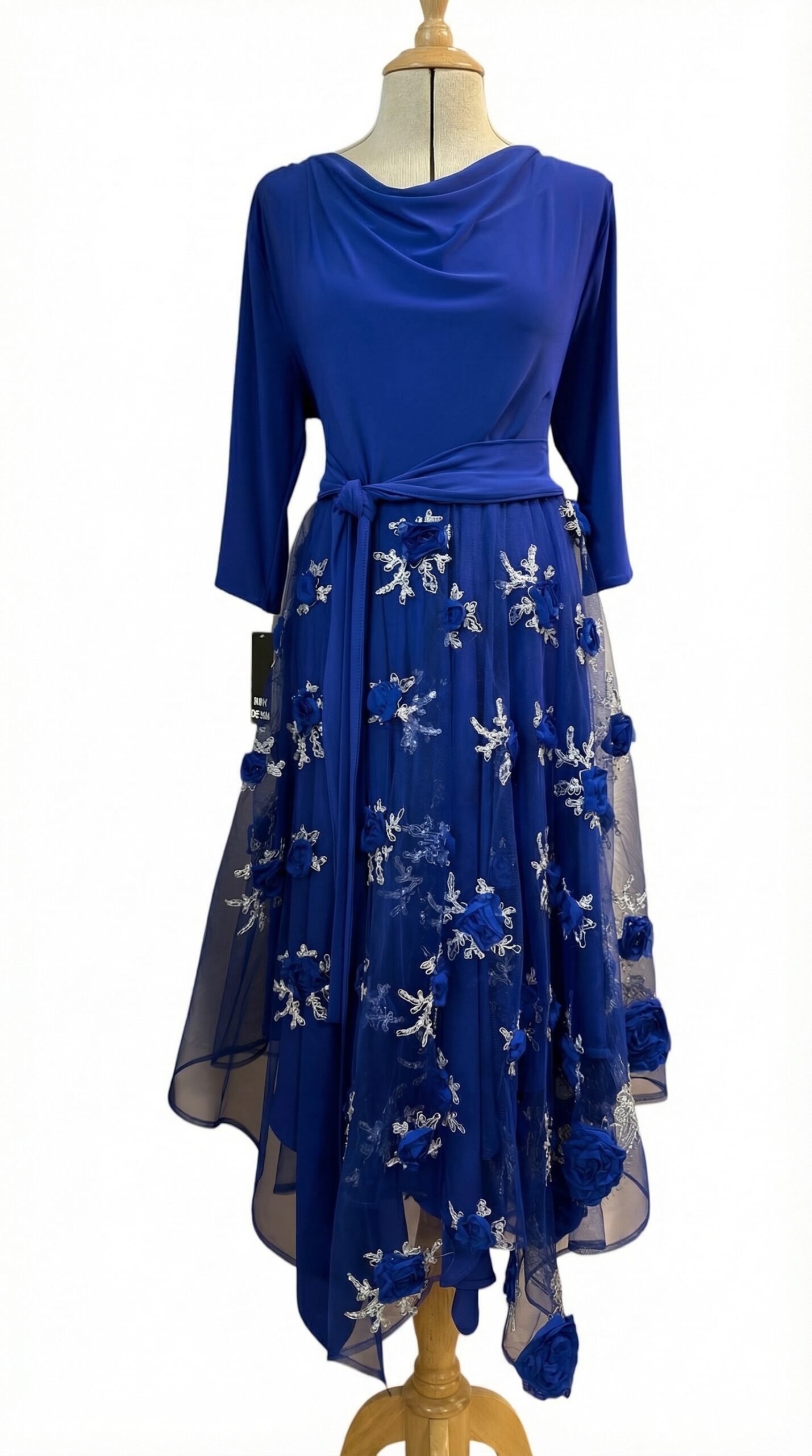 Model nosi kraljevsko plavu haljinu Cvijeta s cvjetnim vezom i suknjom od tila