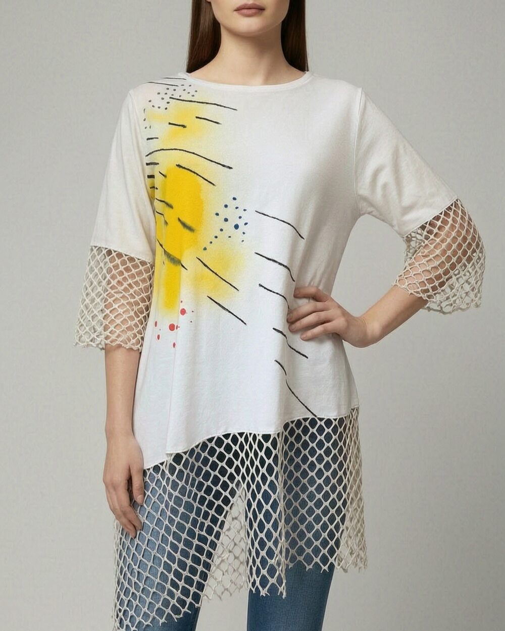 Ženska bijela tunika NELY s mrežastim rukavima i apstraktnim žutim printom