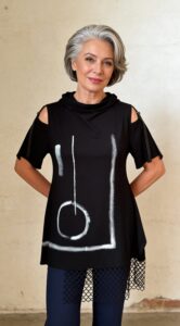 elegantna crna tunika FRANKA s apstraktnim bijelim linijama i mrežastim detaljem
