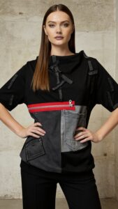Cyber Zip unikatna crna majica s crvenim zatvaračem i traper patchwork džepovima