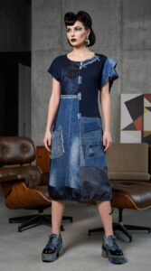Dizajnerska haljina NOMADIKA brenda KUKY DESIGN, asimetrični patchwork dizajn, moderno okruženje.