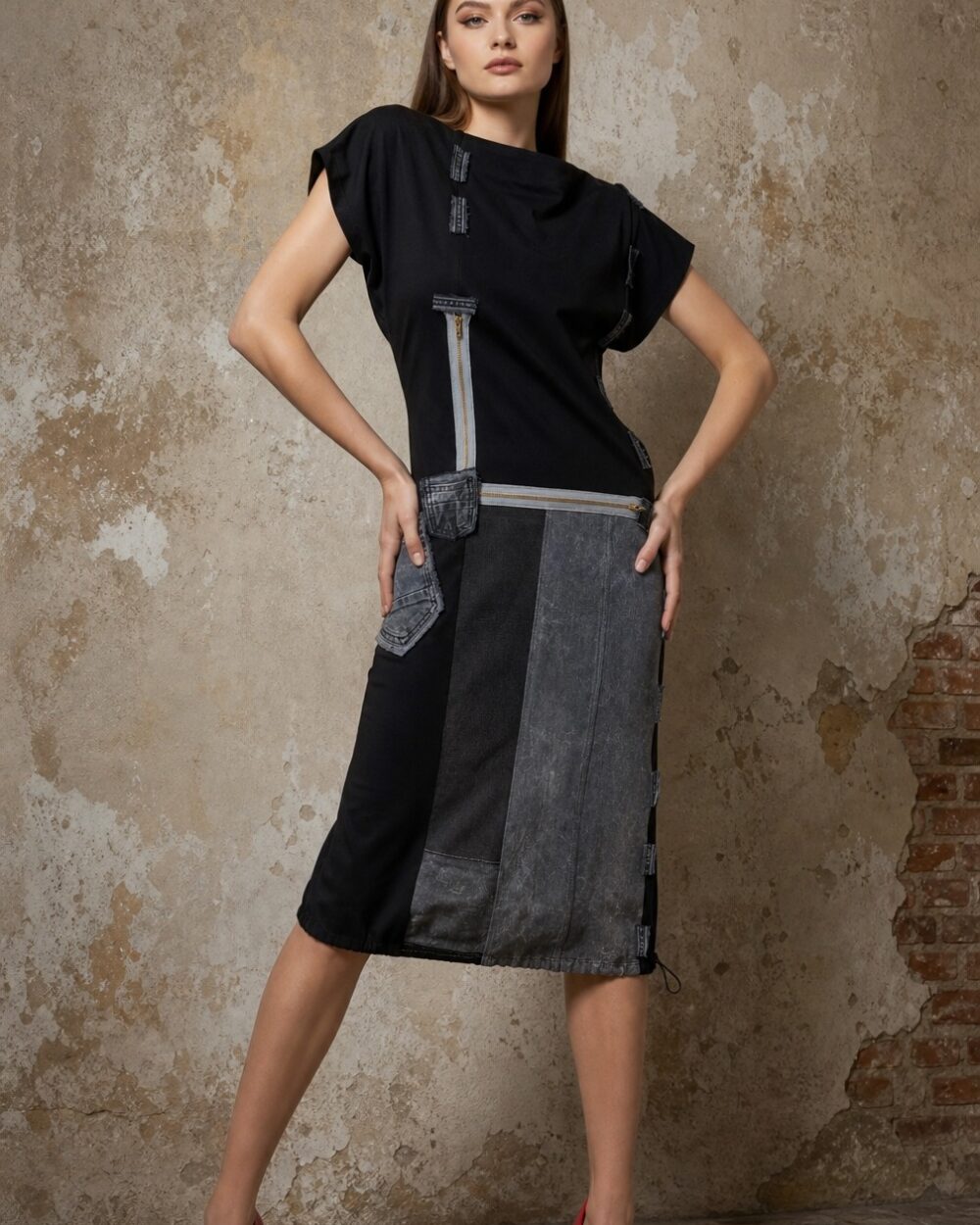 Dizajnerska haljina KONTRA, crno-sivi patchwork dizajn hrvatskog modnog brenda Kuky Design, s detaljima metalnih patentnih zatvarača.