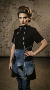Ženska tunika TAMI crne boje s jeans patchwork detaljima i džepovima.