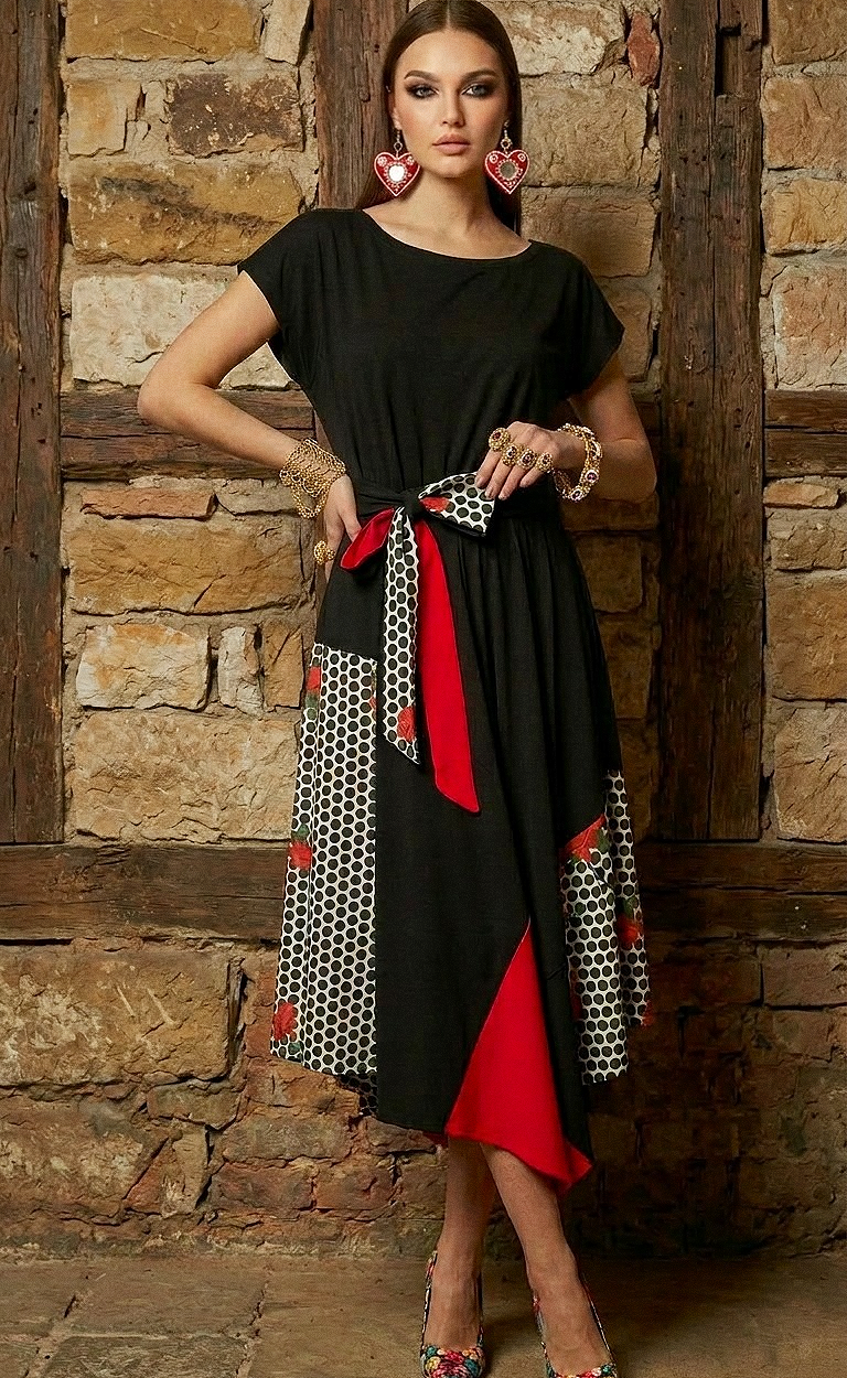 NOIR POP crna dizajnerska haljina s crvenim detaljima, točkastim patchwork uzorkom i pojasom za vezanje, Kuky Design modni dizajn