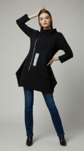 Crna asimetrična tunika VELNORA spaja udoban širi kroj, visoki ovratnik i ručno oslikani minimalistički detalj u prepoznatljivom Kuky Design stilu.